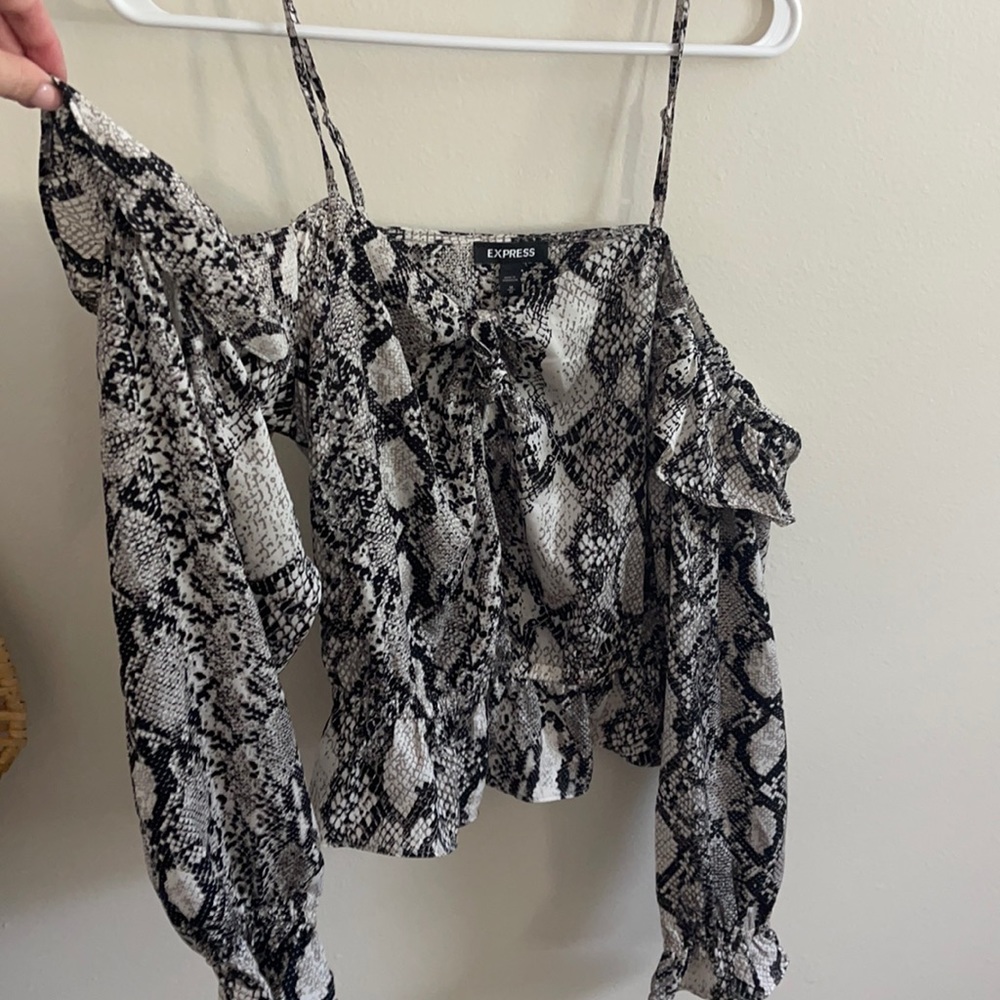 EXPRESS off the shoulder blouse